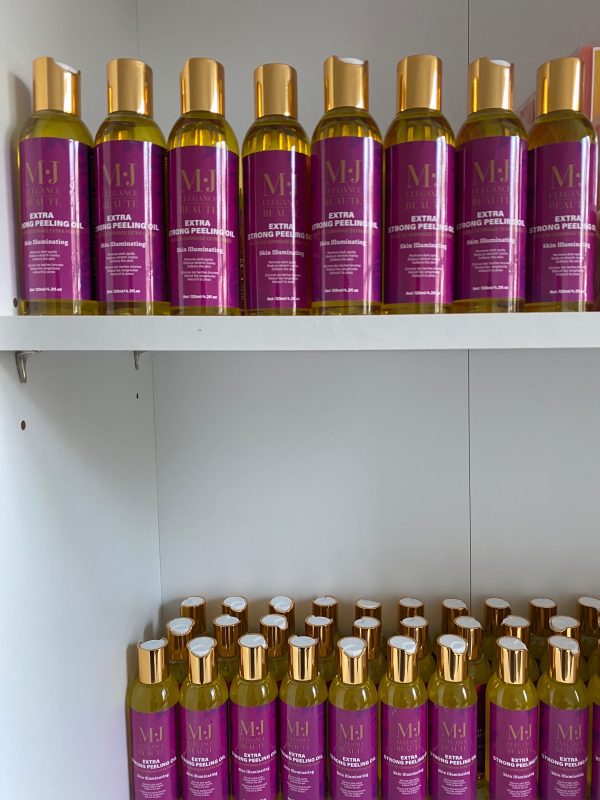 flacons d'huile de gommage sur deux étagères